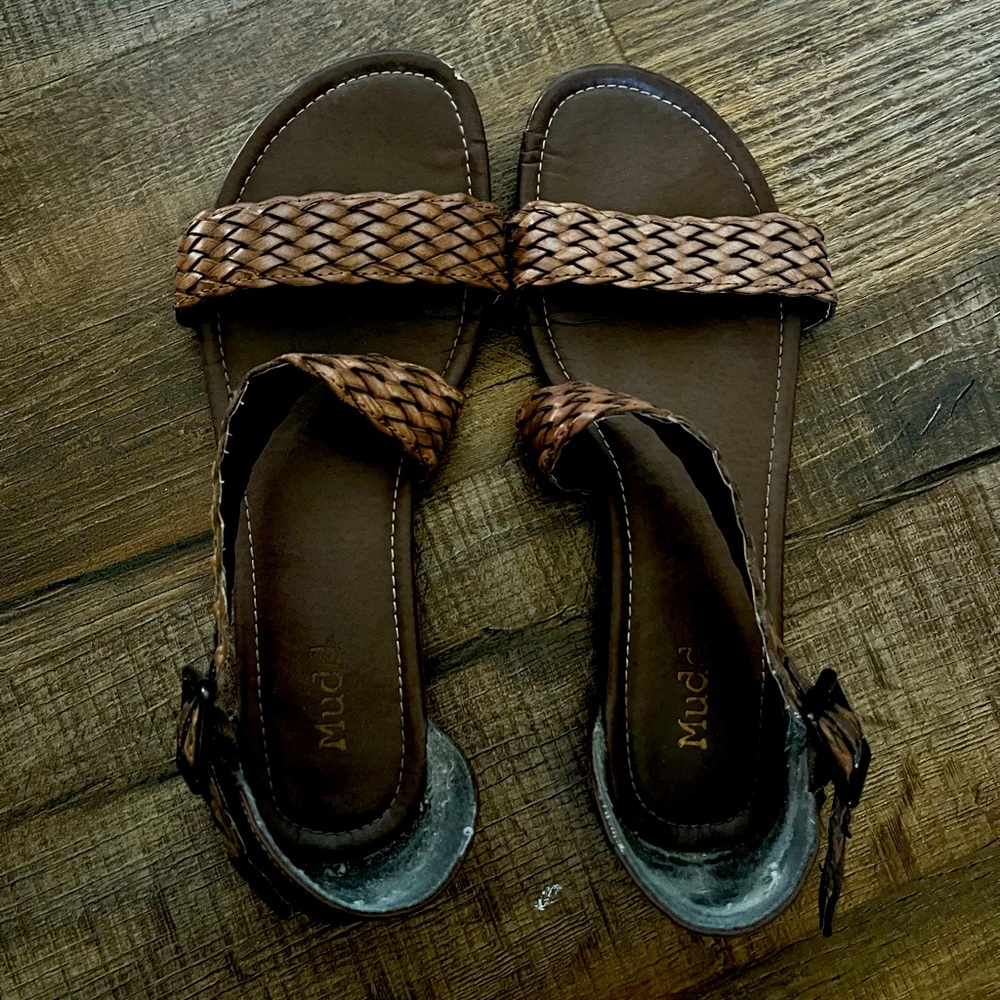 Mudd brown woven womenโs sandals. size 8.5